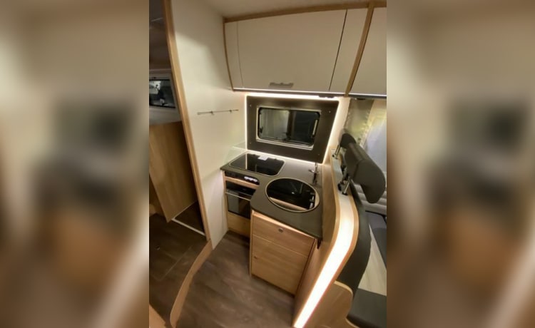 7 – Luxe, riante automaat camper met enkele bedden!