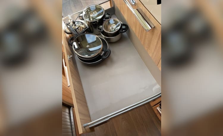 Luxe en comfortabele 2p Hymer semi-integraal AUTOMAAT uit 2020