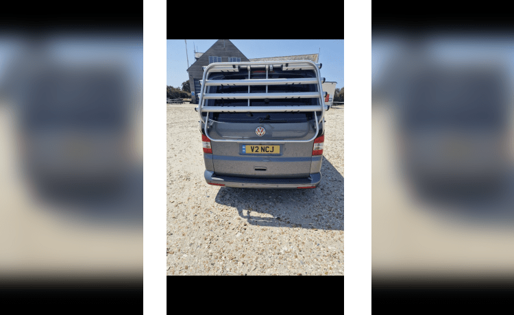 Cool Journeys – VW T5 4 Schlafplätze LWB Auto Sporty Camper