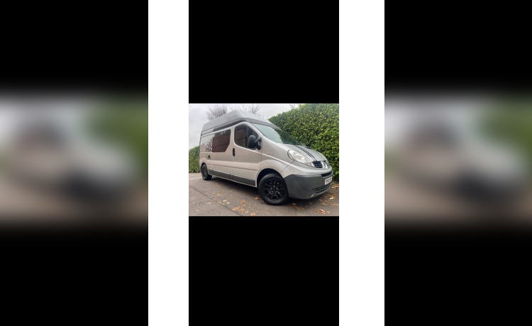 Bessy – Hoge Renault-camper met 3 slaapplaatsen