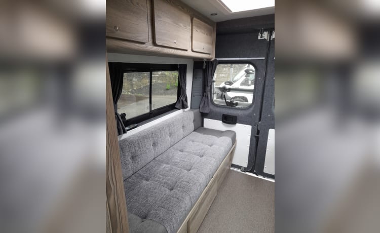 MW21 – 2 Berth Campervan/Motorhome - Fully equipped for your next Adventure