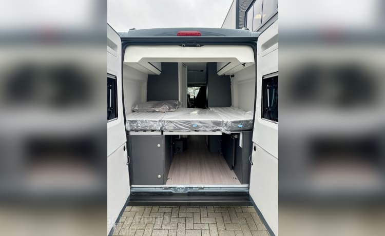 2p Adria Twin Supreme camper 140 pk automaat uit 2024