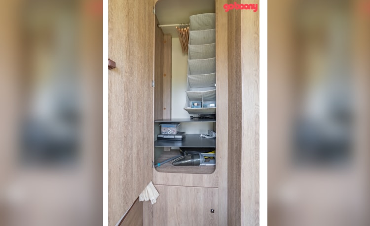 Fransie  – Luxury 5 person Alcove camper from 2017: Fransie