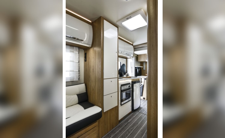 LUX 6 berth & 5 seatbelts – WiFi, 2 TV's, Pets ✅, Bikes ✅, Table & Chairs