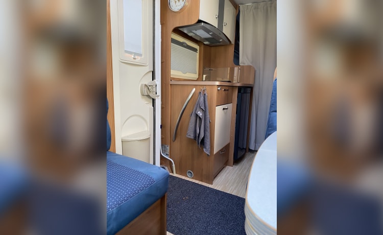 liberty 654 – Camper met airco en 2 losse bedden  incl. huish. benodigheden.