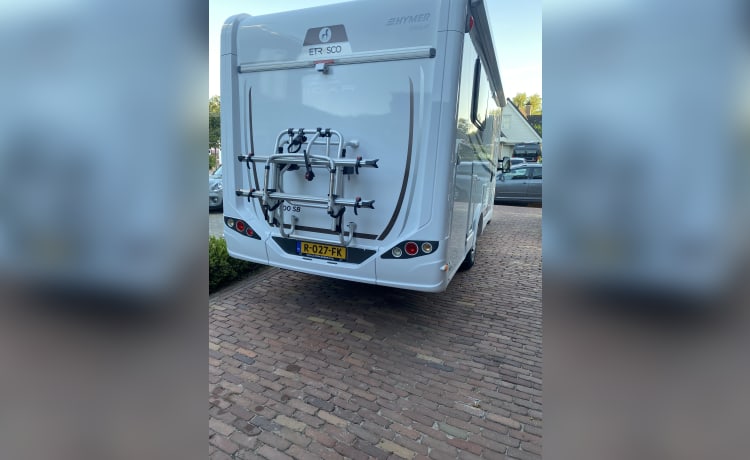 Nice spacious Camper with single beds and XXL garage