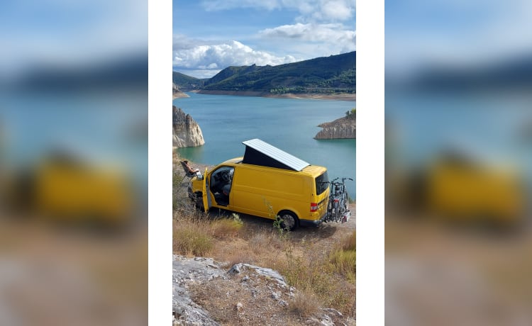 Bus jaune VW T5 avec intérieur moderne