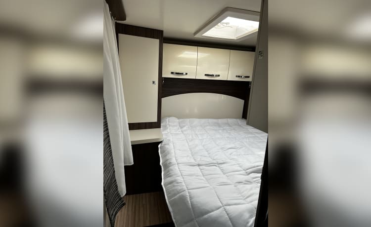 Motorhome for 4 people Air conditioning, heating, TV, luggage rack