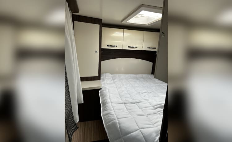 Camper voor 4 personen Airco, verwarming, tv, bagagerek