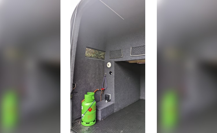 Luxury adventurer with large garage. – Mercedes Sprinter Campervan - Shower - Huge Garage - Off Grid