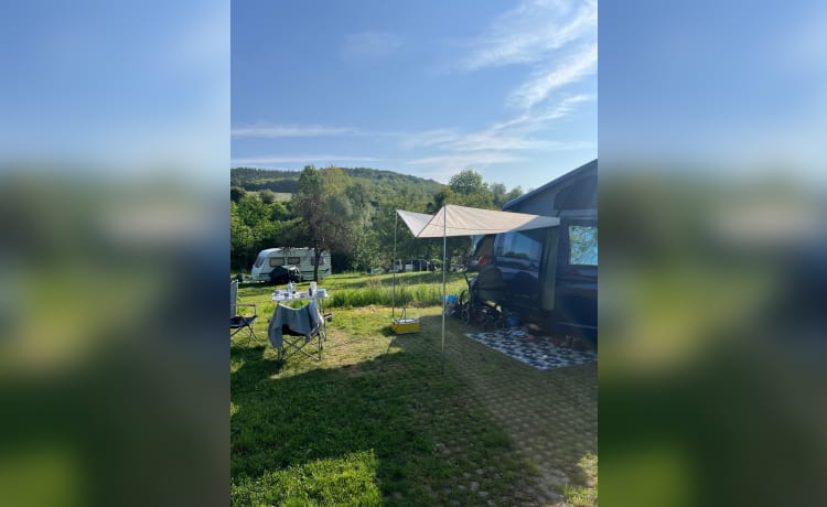 Billy – Schattige 4p Volkswagen T5 Camperbus met slaaphefdak en complete uitrusting