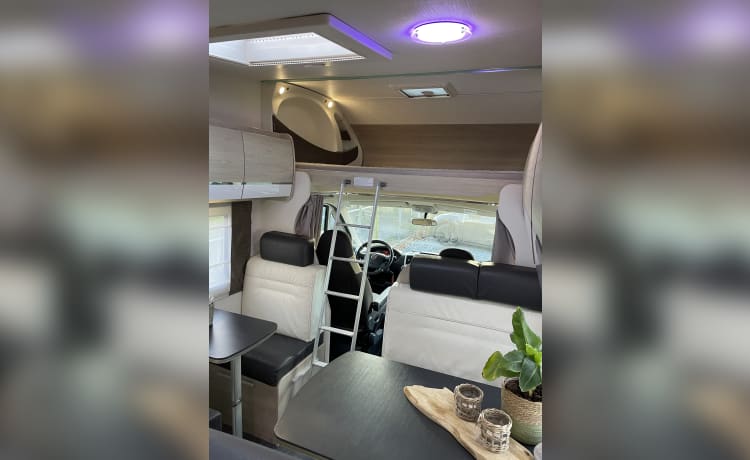 Stoere 7 pers. camper uit 2020 luxe en zeer ruim met stapelbed