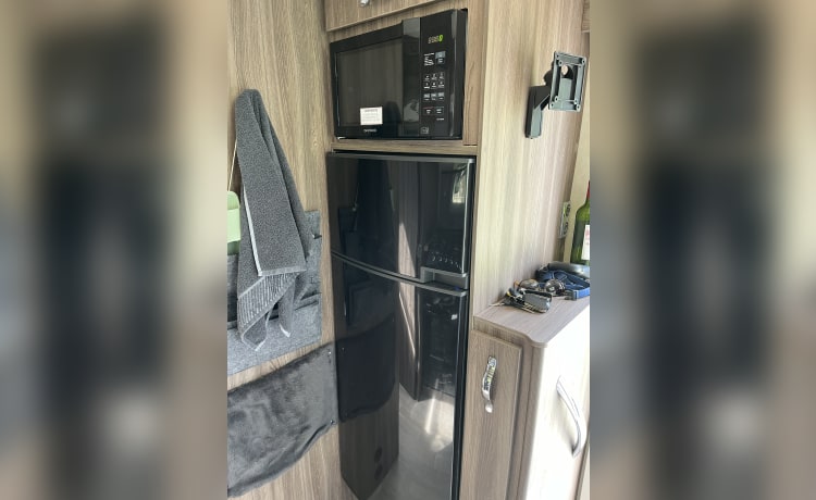 Summer Breeze – Lussuoso camper con quattro posti letto e due cinture di sicurezza