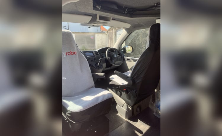 Dora – 4-persoons Volkswagen campervan uit 2015