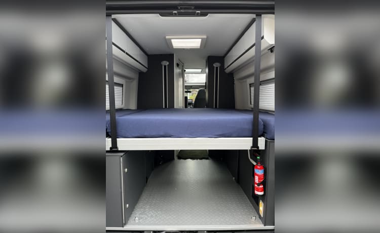 Camper autobus Fiat Adria 640 con ampio garage e letto basculante 