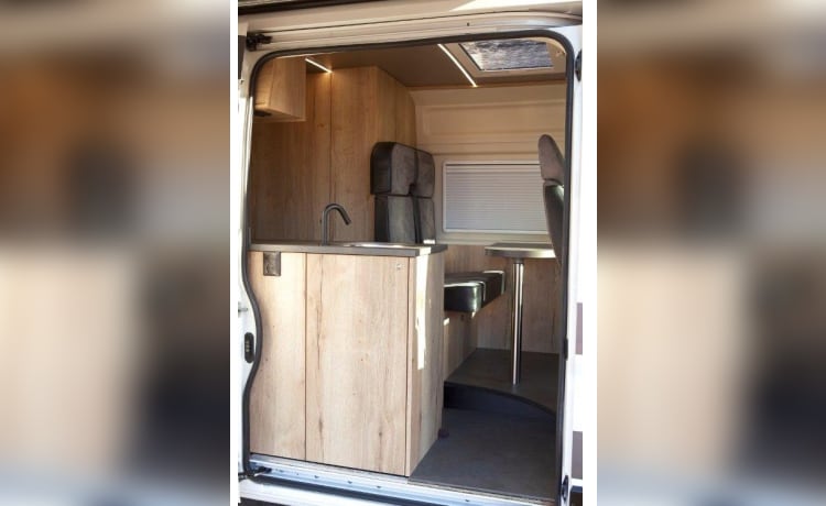 Camperbus avontuurlijke familiecamper 4 personen