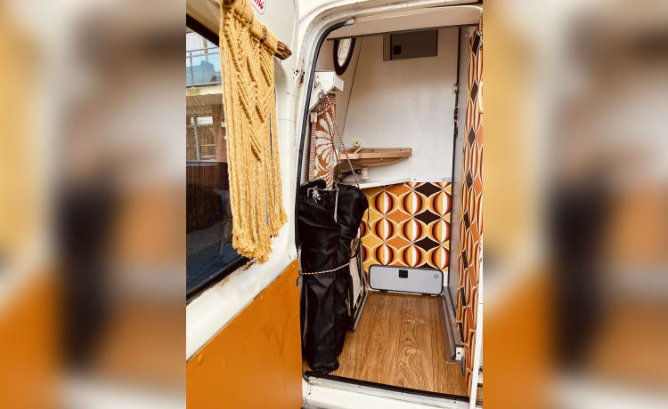 Tina – Camper Ford Transit retrò hippie a benzina