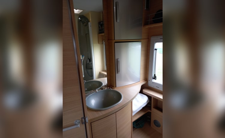 on tour – 4p Renault semi-integrated  super camper