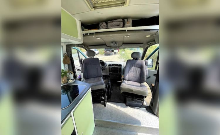 Betsie – 2p Renault campervan uit 2002