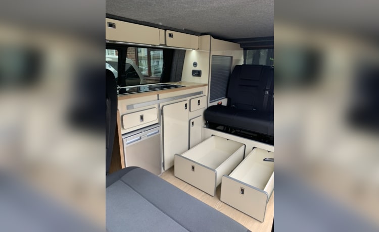 Van Tropez – New Conversion! Automatic VW Transporter w/5 seats