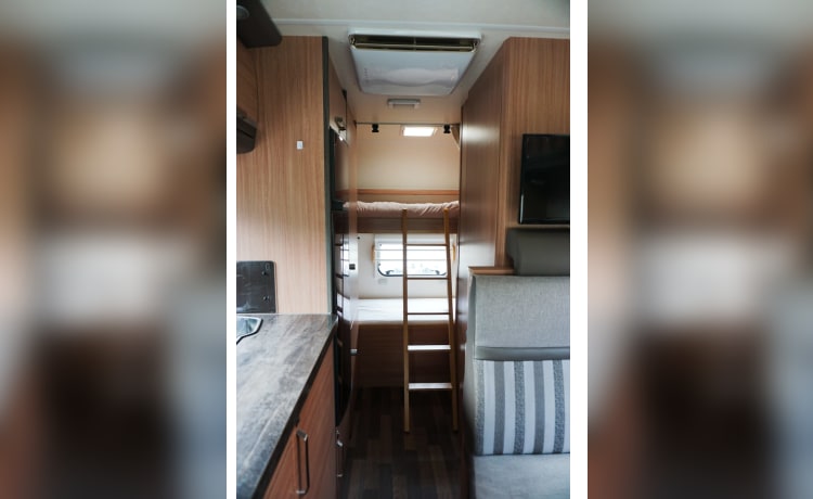 6-pers. Knaus Sky Traveler family camper with bunk beds!