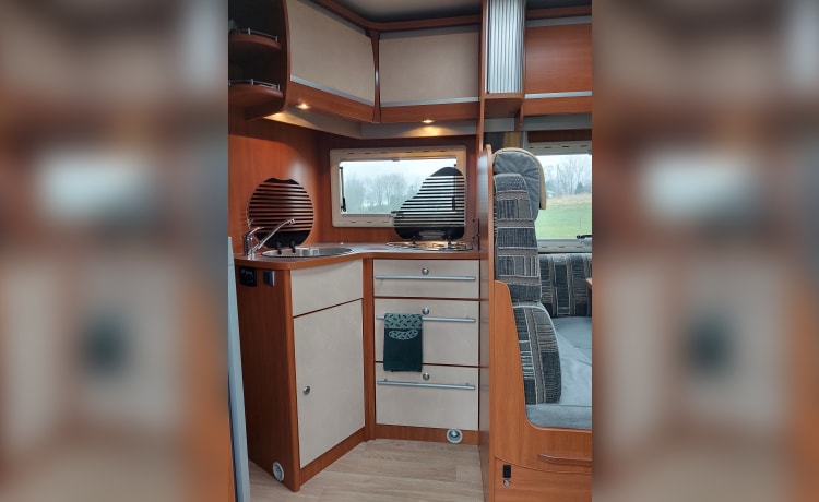 Campie  – Wonderfully spacious 6p camper with XXL garage 