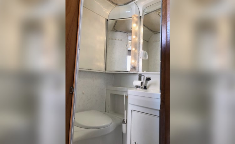 Hymer alkoof camper voor 5 personen.