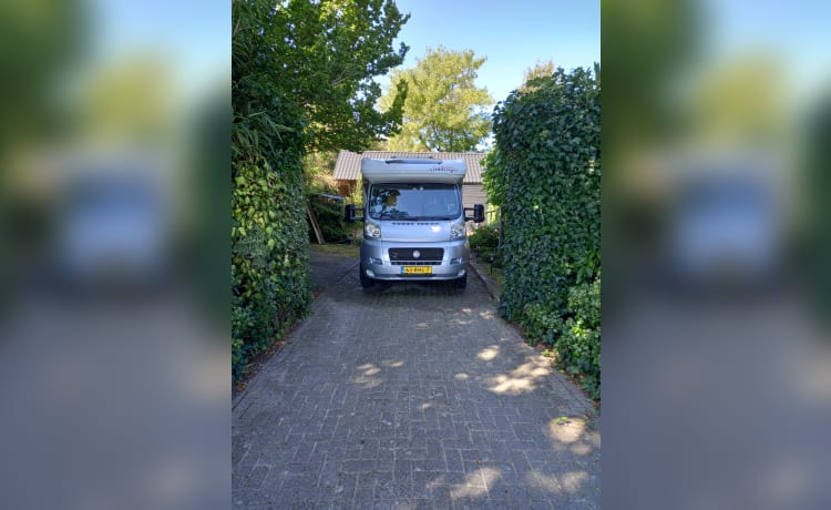 Comfortabele ruime camper  – Challenger met vrijstaand 2 pers. bed. 