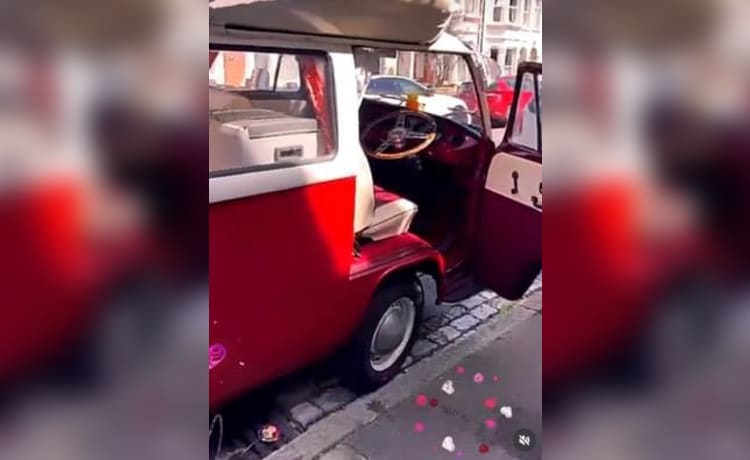 Ruby Tuesday  – Volkswagen Campervan mit 4 Schlafplätzen plus Rundzelt mit 4 Schlafplätzen 