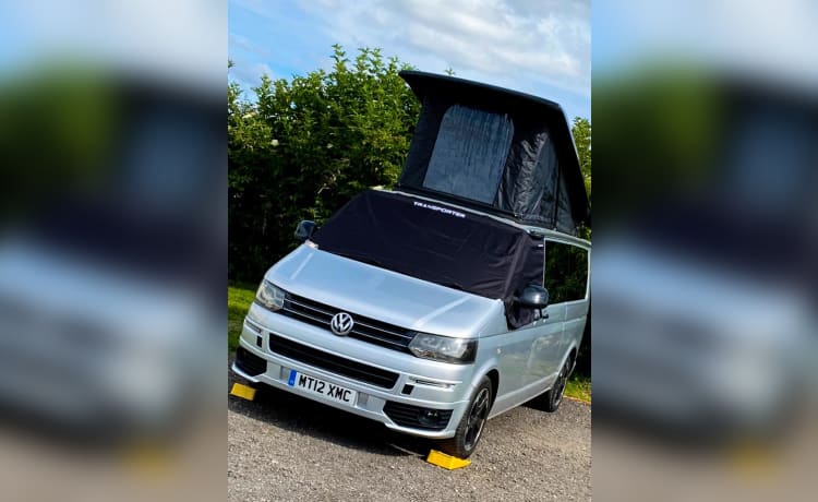 Lucky ☘️ – Camping-car VW Transporter T5.1 (T32) LWB fiable (Pop Top) - Hors réseau.