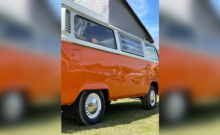 Blossom – Volkswagen Wohnmobil mit 4 Schlafplätzen aus dem Jahr 1972