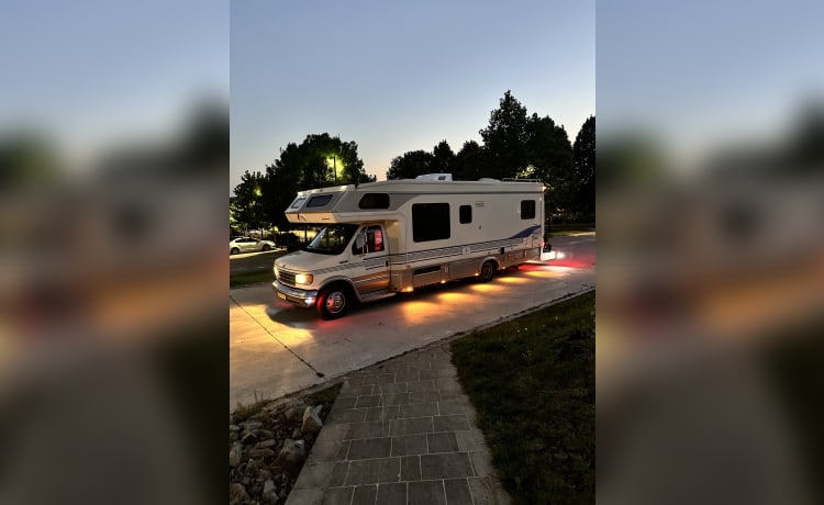 Amerikaanse camper – 6 persoons Ford E350 7.3L V8 turbo diesel met motor-plateau