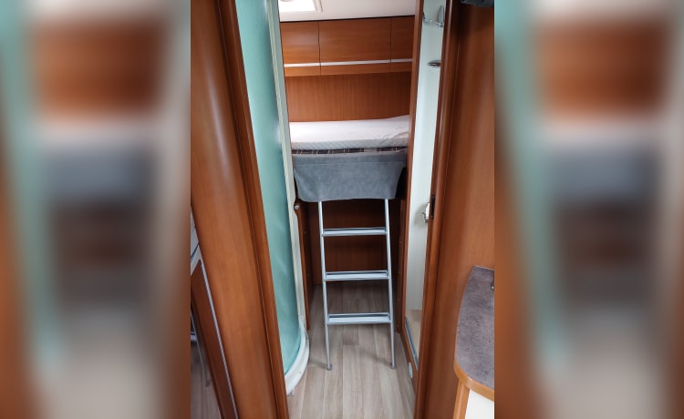 Campie  – Wonderfully spacious 6p camper with XXL garage 