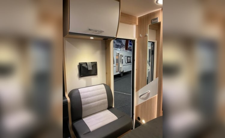 7 – Luxe, riante automaat camper met enkele bedden!