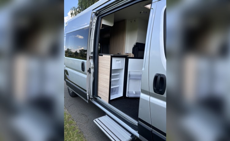 Harrie – Super nette 2 persoons Peugeot bus uit 2015 met luifel en fietsendrager