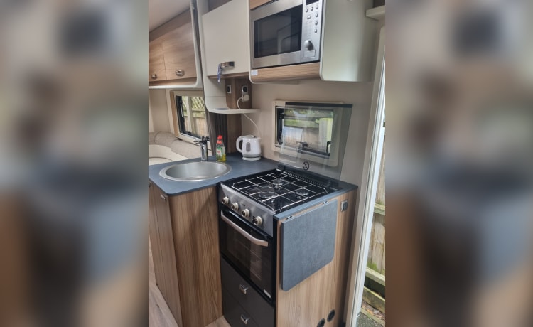 Jemima – Camper Swift Escape 674 con 6 posti letto dal 2021