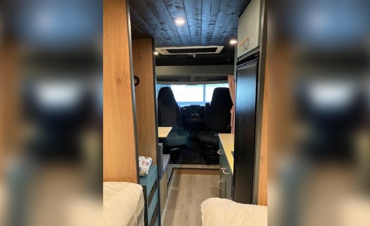 Heunie 2 – Wonderful bus camper from 2016 with longitudinal beds