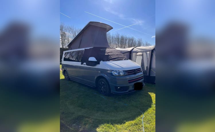 Eddie – 4 berth Volkswagen Campervan T5 Pop top