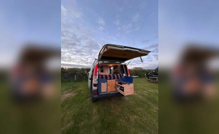 Sally – Mercedes-Benz camper met 2 slaapplaatsen uit 2006