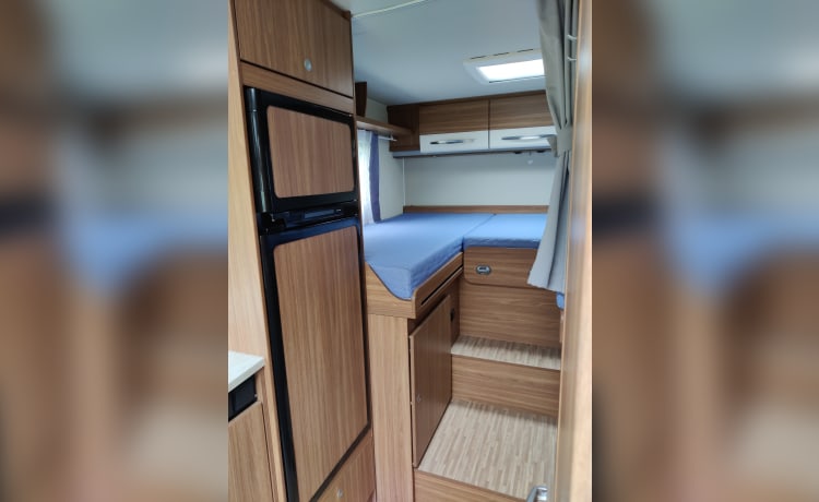 Luxe 2/3 persoons Carado T337 half integraal uit 2015 met enkele bedden