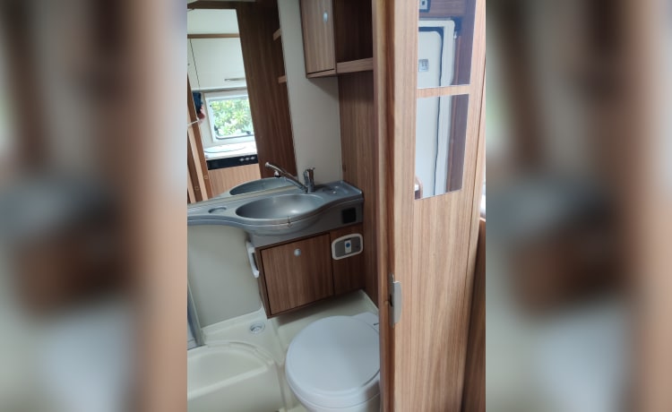 Luxury 2/3 person Carado T377 semi-integrated from 2015 with single beds