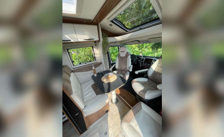 Luxe half integrale 2p Pilote camper uit 2019