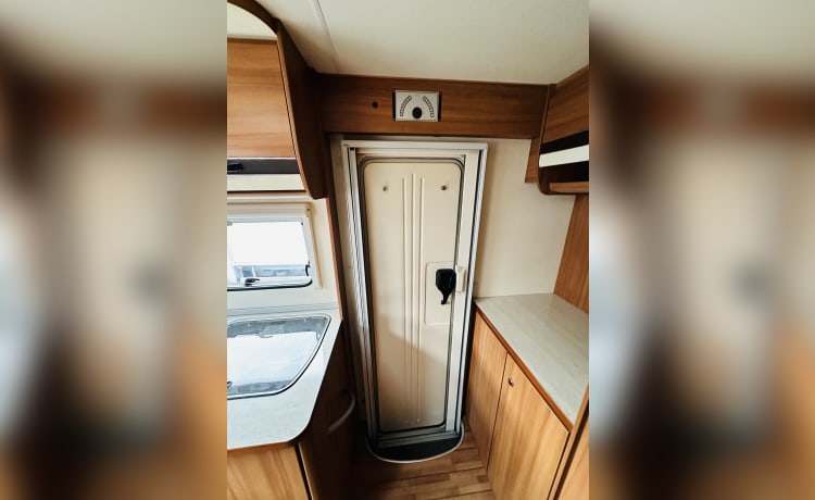 Sunny  – Beautiful 4p Weinsberg R58 from 2014 with air conditioning/TV/satellite and more