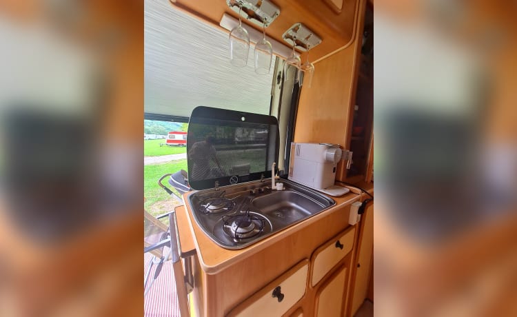 Chico – Notre bus confortable avec toilettes, peut accueillir 2 adultes + 1 bébé