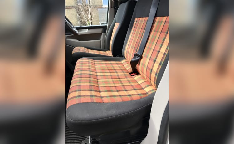 Monty – Perfect camper for get-aways great & small (4-berth VW, 2019) 