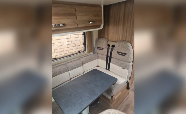 Jemima – Swift Escape 674 Wohnmobil mit 6 Schlafplätzen, Baujahr 2021