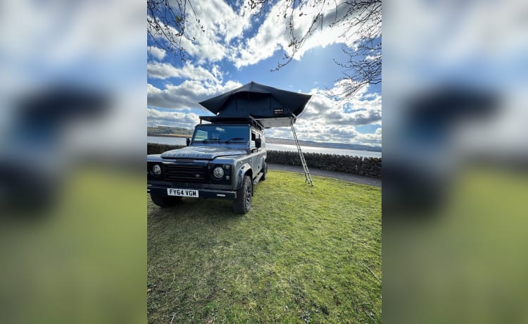 Larry – 5 berth Land Rover with Rooftop Tent