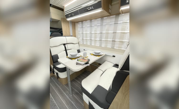 Astrid – Luxury 4-6 Berth Roller Team Auto-Roller 747 Manual - Fully Insured