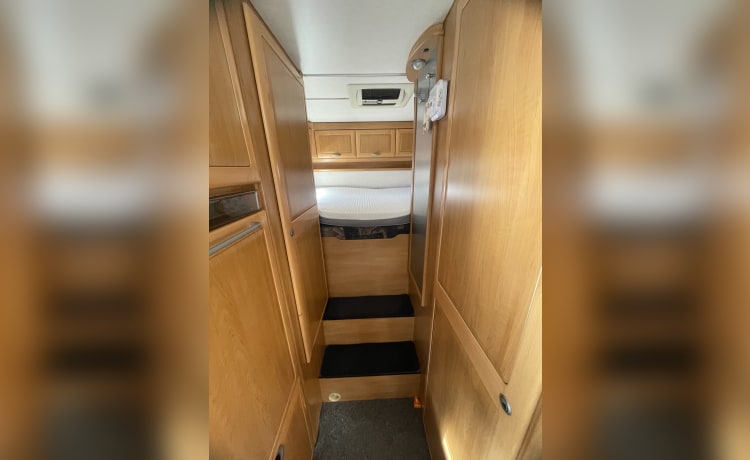 Heerlijke 6 persoons Hymer B644 integraal camper XXL garage 