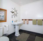 Entertainment Room Full Bath.
